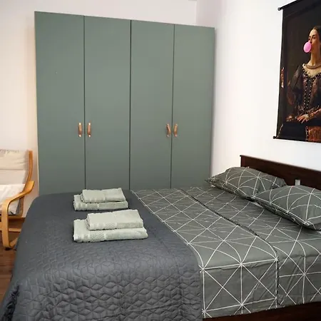 Center Stylish Quiet Street Hosts 5 People Apartment