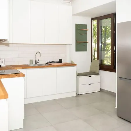 Apartment Center Stylish Quiet Street Hosts 5 People