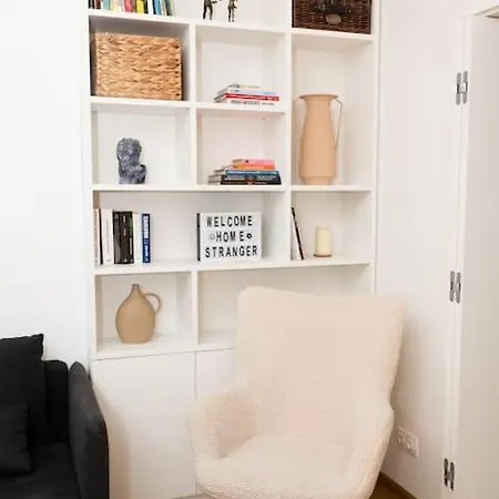 Apartment Center Stylish Quiet Street Hosts 5 People Sofia