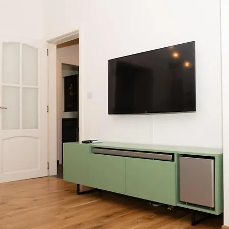 Center Stylish Quiet Street Hosts 5 People Apartment
