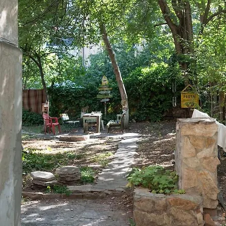 Apartment Center Stylish Quiet Street Hosts 5 People