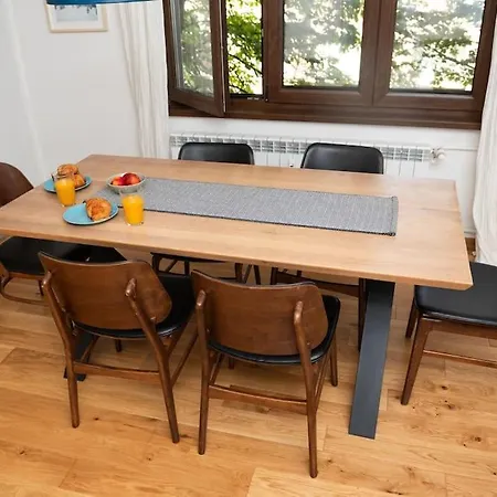 Center Stylish Quiet Street Hosts 5 People Apartment *